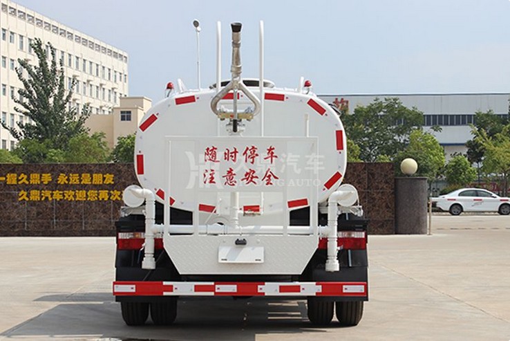環衛灑水車作業視頻_5噸(5方)東風多利卡環衛灑水車價格4
