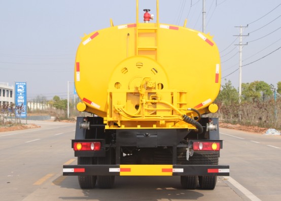 東風(fēng)天錦灑水車帶高壓清洗高清圖片 東風(fēng)天錦灑水車帶高壓清洗高清圖片