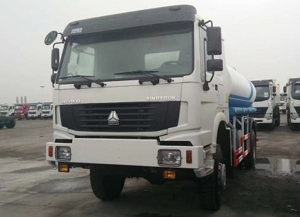 ���ڰ�4X4ȫ�(q��)��(d��ng)����13����ˮ܇�෽λ�DƬ