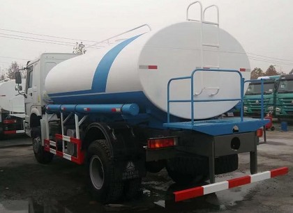 ���ڰ�4X4ȫ�(q��)��(d��ng)����13����ˮ܇�෽λ�DƬ