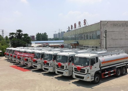 運(yùn)輸白酒的酒水車 運(yùn)輸白酒的酒水車