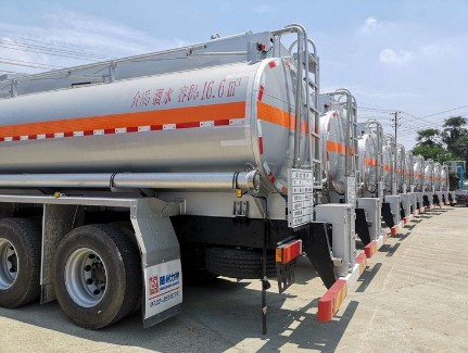 運(yùn)輸白酒的酒水車 運(yùn)輸白酒的酒水車